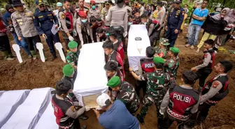 Endonezya'da Sel ve Toprak Kaymalarında 1000'den Fazla Kişi Hayatını Kaybetti