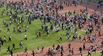 Hindistan'da Messi etkinliğinde öfkelenen taraftarlar sahayı bastı