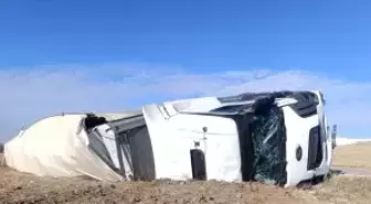 Kalorifer peteği yüklü tır devrildi, 1 kişi yaralandı