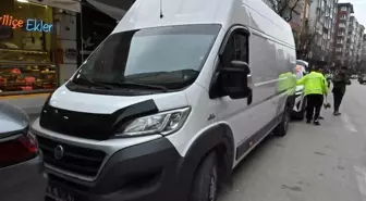 Kamyonet sol şeritte taksiden inen kadının ayağını ezdi