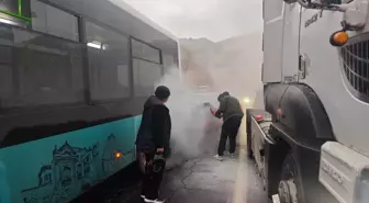 Kaza nedeniyle duran otobüse çarpan otomobil alev aldı; sürücülerden alternatif yol talebi