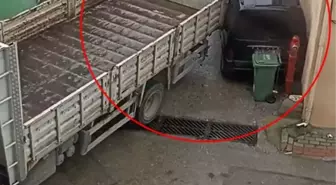 Sürücüsü manevra yapan kamyonun kasası park halindeki araca hasar verdi