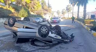 Virajı alamayan otomobil refüjdeki aydınlatma direğine çarpıp takla attı: 2 yaralı