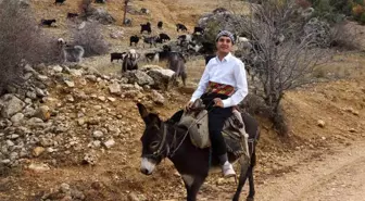 18 yaşındaki Yusuf söylediği manilerle ilgi odağı oldu