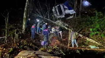 50 metreden dere yatağına devrilen TIR'ın şoförü, 4 saat sonra bulundu