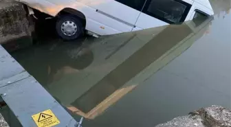 Antalya'da minibüs sulama kanalına uçtu