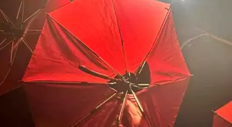 Elektrik kaçağı şemsiyeyi yaktı