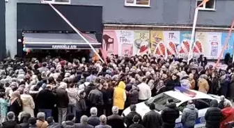 İş yeri açılışında yapılan indirim izdihama sebep oldu