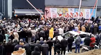 İş yeri açılışında yapılan indirim izdihama sebep oldu