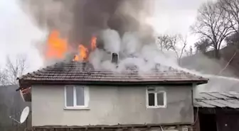 Kastamonu'da 2 katlı ev alev alev yandı