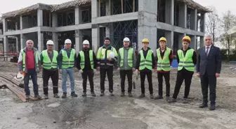 Meslek lisesi öğrencileri, öğretmenleriyle yeni okul binasının elektrik tesisatını yapıyor