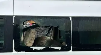 Minibüsün üzerine dev kayalar düştü, 3 kişi şans eseri kurtuldu