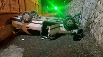 Otomobil istinat duvarından okulun bahçesine düştü: 2 yaralı