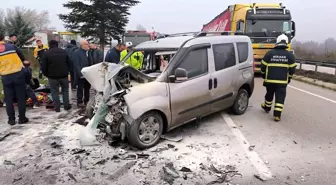 Tırla çarpışan hafif ticari araç alev aldı: 5 yaralı