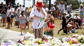 Albüm: Avustralya'da Bondi Plajı'ndaki Silahlı Saldırıda Hayatını Kaybedenler Çiçeklerle Anılıyor
