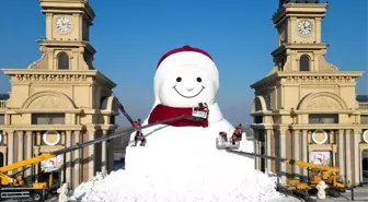 Albüm: Çin'in Harbin Kentinde 19 Metre Yüksekliğinde Dev Bir Kardan Adam İnşa Edildi