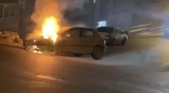 Alkollü sürücünün duvara çarptığı otomobil yandı