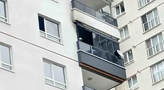 Ankara'da ev yangınında mahsur kalan anne ile oğlu kurtarıldı