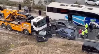 Ankara'da buzlanma nedeniyle vinç 13 araca çarptı: 5 yaralı