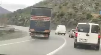Artvin'de tır şoförünün virajda 5 aracı sollaması faciaya davetiye çıkardı
