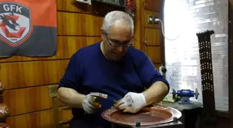 Baba mesleği bakırcılığı 40 yıldır aynı dükkanda sürdürüyor