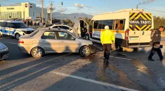 Balıkesir'de öğrenci servisi ile otomobil çarpıştı: 7 yaralı