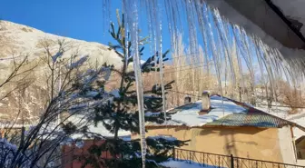 Başkale'de dondurucu soğuklar; 2 metre uzunluğunda buz sarkıtları oluştu