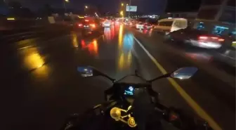 Beylikdüzü'nde yolda kayan motosikletin kamyonetin altına girdiği anlar kamerada