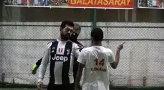 Bu maçta pas işaret dili ile isteniyor, 'gol' sesi çıkmıyor