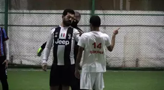 Bu maçta pas işaret dili ile isteniyor, 'gol' sesi çıkmıyor