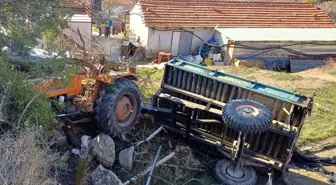 Burdur'da otomobille çarpışan traktör devrildi: 3 yaralı