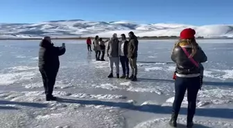 Kars'ta Çıldır Gölü'nün Yüzeyi Donmaya Başladı
