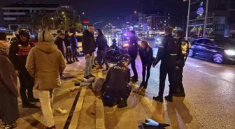 Direksiyon kontrolüne kaybeden motosiklet sürücüsü yön tabelasına çarptı; 2 yaralı