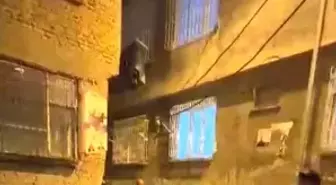 Hendek ve çatışmalarla gündeme gelen Sur'da polis ve çocuklar gece saatlerinde top oynadı