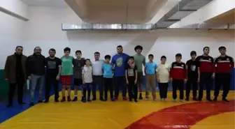 İl Müdürü Demir, güreşçilerle mindere çıktı