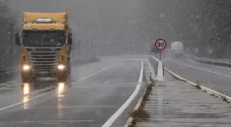 İstanbul'un yanı başına mevsimin ilk karı düştü