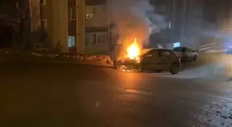 İstinat duvarına çarpan otomobil alev aldı