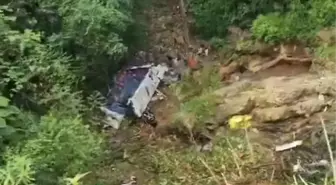 Kolombiya'da Öğrenci Taşıyan Otobüs Uçuruma Yuvarlandı: 17 Ölü, 20 Yaralı