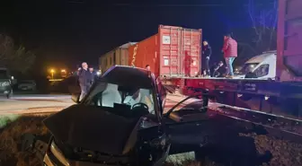 Malatya'da Trenin Otomobile Çarptığı Kazada 5 Kişi Yaralandı