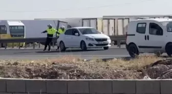 Trafik Polisleri Yol Ortasında Kalan Arızalı Otomobili İtle Yolun Kenarına Aldı