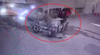 Motosikletlerin kafa kafaya çarpıştığı anlar kameraya yansıdı