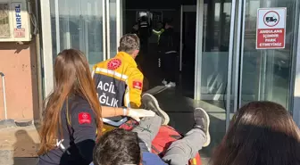 Okul bahçesinin çitinden atlarken bacağına demir saplandı