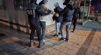 Parklarda, sokaklarda uyuşturucu içen 12 kişi suçüstü yakalandı