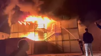 Şantiyede işçilerin yatakhanesinde çıkan yangın söndürüldü