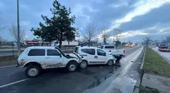 Bolu'da 4 araç zincirleme kazaya karıştı, trafik kilitlendi