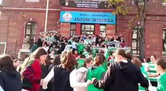 Bursa'da öğrenciler Bursaspor kıyafetleriyle okula geldi