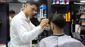 Depreme müşterisinin saçını yıkarken yakalanan kuaförün ustalığını konuşturduğu anlar kamerada