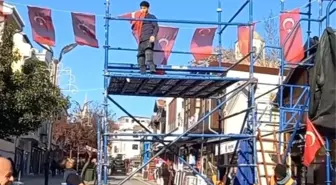 Edirne'de caddede bayrağa saygı: Türk bayrağını öperek kaldırdı