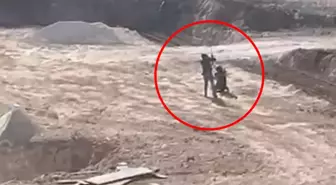 Okul inşaatında kan donduran olay! Çocuk işçiyi sopa ile darbetti