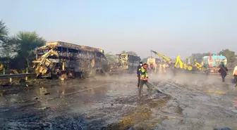 Hindistan'da Zincirleme Trafik Kazasında 15 Kişi Hayatını Kaybetti